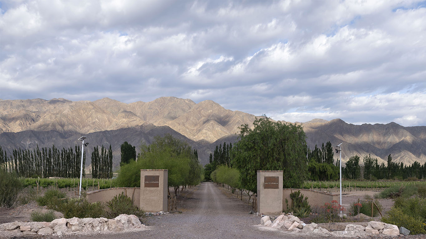 Paisaje de la bodega y montañas